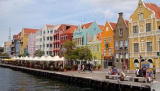 Rot neben Blau neben Grün neben Orange: Die Farben für die Fassaden der Häuser im Hafen von Willemstad bezahlt die Unesco##Foto: Simone Andrea Mayer Rot neben Blau neben Grün neben Orange: Die Farben für die Fassaden der Häuser im Hafen von Willemstad bezahlt die Unesco
