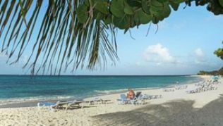 Faszinierende Strände gibt es auf Anguilla überall - und der Weg dahin ist kurz. Die Insel ist nur fünf Kilometer breit##Foto: Bernd Kubisch Faszinierende Strände gibt es auf Anguilla überall - und der Weg dahin ist kurz. Die Insel ist nur fünf Kilometer breit