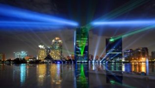 Glitzermetropole bei Nacht - Dubai ist bekannt als das schillerndste Reiseziel in weitem Umkreis. ##Foto: DTCM Glitzermetropole bei Nacht - Dubai ist bekannt als das schillerndste Reiseziel in weitem Umkreis.