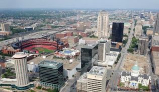 Die größte Stadt im US-Bundesstaat Missouri: Die Aussichtskanzel des Gateway Arch bietet einen guten Blick herunter auf St. Louis##Foto: Christian Röwekamp/dpa-tmn Die größte Stadt im US-Bundesstaat Missouri: Die Aussichtskanzel des Gateway Arch bietet einen guten Blick herunter auf St. Louis.