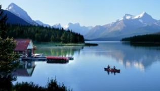 Rund um Jasper ragen die schneebedeckten Gipfel der Rocky Mountains in den Himmel, davor gibt es Bergseen mit spiegelglatter Oberfläche.##Foto: Jasper National Park Rund um Jasper ragen die schneebedeckten Gipfel der Rocky Mountains in den Himmel, davor gibt es Bergseen mit spiegelglatter Oberfläche.
