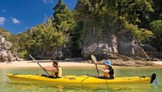 Vergnüglich ist die Kajaktour entlang der Küste des Abel Tasman National Park, die hier in der Sandy Bay beginnt##Foto: Tourism New Zealand Vergnüglich ist die Kajaktour entlang der Küste des Abel Tasman National Park, die hier in der Sandy Bay beginnt