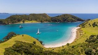 Das Wasser der Bay of Islands sieht beinahe karibisch aus, insgesamt gibt es 144 Inseln##Foto: Tourism New Zealand Das Wasser der Bay of Islands sieht beinahe karibisch aus, insgesamt gibt es 144 Inseln