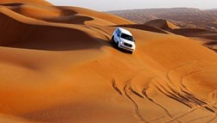 Nur mit einem Allrad-Fahrzeug ist dem distanzlosen Terrain der Wahiba Sands beizukommen - aber das Fahren auf Sand hat seine Tücken##Foto: Philipp Laage Nur mit einem Allrad-Fahrzeug ist dem distanzlosen Terrain der Wahiba Sands beizukommen - aber das Fahren auf Sand hat seine Tücken
