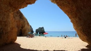 Am Prainha können Touristen durch viele natürliche Löcher und Spalten in den Felsen steigen - aber die oberste Priorität hat das Baden im Meer##Foto: Michael Juhran Am Prainha können Touristen durch viele natürliche Löcher und Spalten in den Felsen steigen - aber die oberste Priorität hat das Baden im Meer