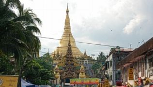 Schon von weitem ist die Shwedagon-Pagode in Ragun zu sehen - ihre Schönheit macht manchmal sogar den Trubel in den vollen Straßen vergessen.##Foto: Stephan Scheuer Schon von weitem ist die Shwedagon-Pagode in Ragun zu sehen - ihre Schönheit macht manchmal sogar den Trubel in den vollen Straßen vergessen.