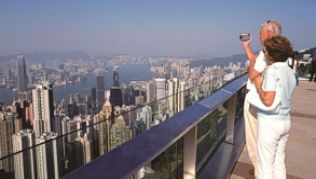 Vom Victoria Peak aus bietet sich eine gute Aussicht auf die Hochhausschluchten Hongkongs.##Foto: Hong Kong Tourism Board Vom Victoria Peak aus bietet sich eine gute Aussicht auf die Hochhausschluchten Hongkongs.