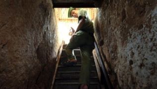 Abstieg in das Spinnennetz: Endlos erscheinende Gänge hatten die Vietcong in den Berg gegraben, so entkamen sie immer wieder den amerikanischen Soldaten.##Foto: Christine Kokot Abstieg in das Spinnennetz: Endlos erscheinende Gänge hatten die Vietcong in den Berg gegraben, so entkamen sie immer wieder den amerikanischen Soldaten.
