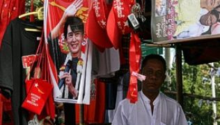 »Retterin von Burma«: An Marktständen werden T-Shirts und Souvenirartikel mit dem Konterfei der Friedensnobelpreisträgerin Aung San Suu Kyi angeboten.##Foto: Angela Lock »Retterin von Burma«: An Marktständen werden T-Shirts und Souvenirartikel mit dem Konterfei der Friedensnobelpreisträgerin Aung San Suu Kyi angeboten.