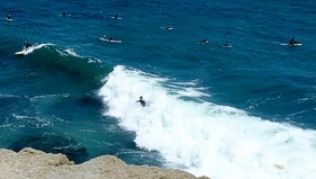 Direkt unter dem Leuchtturm von Santa Cruz liegt einer der besten Surfspots Kaliforniens.##Foto:Sanktjohanser/dpa/tmn Direkt unter dem Leuchtturm von Santa Cruz liegt einer der besten Surfspots Kaliforniens.