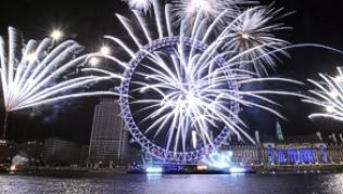 Mitternacht in London: An der Themse gibt es zehn Minuten Feuerwerk zu Musik.##Foto: Daniel Deme Mitternacht in London: An der Themse gibt es zehn Minuten Feuerwerk zu Musik.
