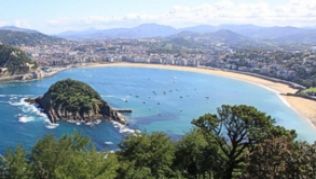 Ein Halbkreis wie gezeichnet: Die Bucht von San Sebastián vom Berg Igueldo aus gesehen. Experten sind sich einig: Dies ist einer der schönsten Stadtstrände der Welt##Foto: Manuel Meyer Ein Halbkreis wie gezeichnet: Die Bucht von San Sebastián vom Berg Igueldo aus gesehen. Experten sind sich einig: Dies ist einer der schönsten Stadtstrände der Welt