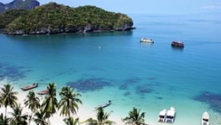 Türkisblaues Wasser: Beste Verhältnisse für Wassersport jeder Art bieten die Inseln im Golf von Thailand##Foto: Tourism Authority of Thailand Türkisblaues Wasser: Beste Verhältnisse für Wassersport jeder Art bieten die Inseln im Golf von Thailand