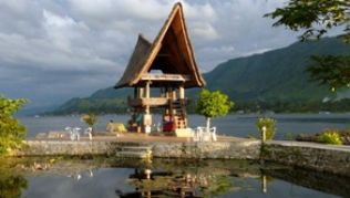 In den gediegenen Batak-Häusern mit ihren geschwungenen Dachgiebeln lebten unten die Büffel, oben die Familie.##Foto: Christiane Oelrich Typisch für die Dörfer am Lake Toba sind die gediegenen Batak-Häuser mit solch geschwungenen Dachgiebeln.