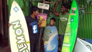 Surfladen in Cox's Bazar: Wellenreiten entwickelt sich zum Volkssport. ##Foto: Bernd Kubisch Surfladen in Cox's Bazar: Wellenreiten entwickelt sich zum Volkssport.