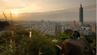 Taipeh zu Füßen: Die Hauptstadt Taiwans ist durch ein U-Bahn- und Busnetz gut auf eigene Faust zu erkunden##Foto: Taiwan Tourismusbüro Taipeh zu Füßen: Die Hauptstadt Taiwans ist durch ein U-Bahn- und Busnetz gut auf eigene Faust zu erkunden