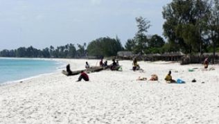 Puderweißer Sand und fast keine Menschen: der Sunrise Beach am Indischen Ozean im Süden von Daressalam##Foto: Carola Frentzen Puderweißer Sand und fast keine Menschen: der Sunrise Beach am Indischen Ozean im Süden von Daressalam