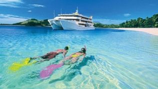 Schnorcheln im Wasser der Blauen Lagune und Schlafen im Katamaran: Inselhopping mit der »Fiji Princess«##Foto: Blue Lagoon Cruises Schnorcheln im Wasser der Blauen Lagune und Schlafen im Katamaran: Inselhopping mit der »Fiji Princess«