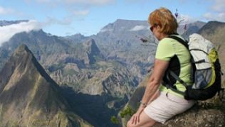 Durch den relativ trockenen Cirque de Mafate auf La Réunion führen mehrtägige Trekkingtouren##Foto: Michael Juhran Durch den relativ trockenen Cirque de Mafate auf La Réunion führen mehrtägige Trekkingtouren