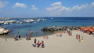 Baden ist auf Ischia an vielen Stellen angesagt - der Strand von Casamicciola beispielsweise lädt dazu ein##Foto: Enit/Gino Cianci Baden ist auf Ischia an vielen Stellen angesagt - der Strand von Casamicciola beispielsweise lädt dazu ein