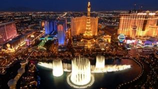 Am berühmten Strip, der Hauptstraße im Zentrum, ragen über mehrere Kilometer hinweg zahlreiche riesige Hotels in die Höhe.##Foto: Las Vegas News Bureau Am berühmten Strip, der Hauptstraße im Zentrum, ragen über mehrere Kilometer hinweg zahlreiche riesige Hotels in die Höhe.