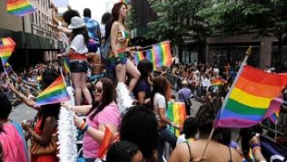 Die Gay Pride in New York ist ein großes, buntes Fest.##Foto: Justin Lane Die Gay Pride in New York ist ein großes, buntes Fest.