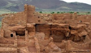 Höhepunkt auf dem Weg von Flagstaff nach Tuba City: die historische Stätte Wupatki, aus Sandsteinblöcken im 12. und 13. Jahrhundert erbaut##Foto: Bernd Kubisch/dpa-tmn Höhepunkt auf dem Weg von Flagstaff nach Tuba City: die historische Stätte Wupatki, aus Sandsteinblöcken im 12. und 13. Jahrhundert erbaut