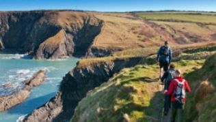 Entlang der schroffen Küstenlinie von Pembrokeshire windet sich der Wales Coast Path##Foto: Crown Copyright (2014)/Visit Wales Entlang der schroffen Küstenlinie von Pembrokeshire windet sich der Wales Coast Path