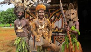 Rituale, Feste und Tänze sind noch nicht ins folkloristische Allerleimenü für Touristen abgerutscht, sondern lebendiger Teil des Alltags.##Foto: Christiane Oelrich Die Männer am Fluss Arafundi leben zusammen und tanzen, um zum Beispiel das Hochwasser abschwellen zu lassen oder Streit im Dorf zu schlichten.