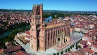 Wie ein riesiger Ziegelblock liegt die Kathedrale von Albi auf der Anhöhe über dem Fluss Tarn##Foto: mairie-albi.fr/dpa/tmn Wie ein riesiger Ziegelblock liegt die Kathedrale von Albi auf der Anhöhe über dem Fluss Tarn. (Bild: mairie-albi.fr/dpa/tmn)