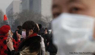Mit Mundschutz auf dem Tiananmen-Platz in Peking: Der Smog in China betrifft auch Touristen##Foto: Rolex Dela Pena/EPA/dpa Mit Mundschutz auf dem Tiananmen-Platz in Peking: Der Smog in China betrifft auch Touristen