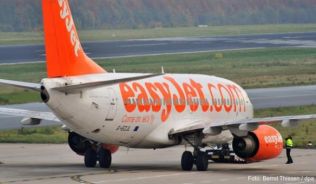 Billiganbieter wie »Easyjet« expandieren und werden für etablierte Fluggesellschaften zu einer ernstzunehmenden Konkurrenz. Das führt dazu, dass diese ihr Geschäftsmodell anpassen.##Foto: Armin Weigel/dpa Billiganbieter wie »Easyjet« expandieren und werden für etablierte Fluggesellschaften zu einer ernstzunehmenden Konkurrenz. Das führt dazu, dass diese ihr Geschäftsmodell anpassen.