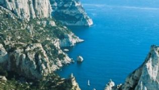 Schön und nah: Der 20 Kilometer lange Küstenstreifen der Calanques gehört zum Stadtgebiet Marseilles.##Foto: CDT13/T.KREISER/dpa/tmn