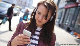 Audio-Guide statt Reiseführer aus Fleisch und Blut: Viele Städte lassen sich mit digitaler Anleitung per Smartphone erkunden ##Foto: Mascha Brichta/dpa-tmn Audio-Guide statt Reiseführer aus Fleisch und Blut: Viele Städte lassen sich mit digitaler Anleitung per Smartphone erkunden