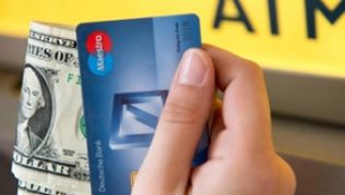 Cash und Karte: Mit dieser Kombination kommen Reisende im Ausland am besten zurecht##Foto: Inga Kjer Cash und Karte: Mit dieser Kombination kommen Reisende im Ausland am besten zurecht