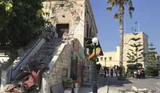Nach einem Seebeben liegen auf Kos einige Gebäude in Trümmern. Kostenlos stornieren können Urlauber die Reise nur, wenn das Hotel oder die Infrastruktur stark beschädigt sind. ##Foto: Michael Probst/AP/dpa Nach einem Seebeben liegen auf Kos einige Gebäude in Trümmern. Kostenlos stornieren können Urlauber die Reise nur, wenn das Hotel oder die Infrastruktur stark beschädigt sind.
