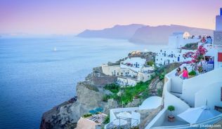 Gute Nachrichten für die Souvenirhändler: Griechenland wird als Pauschalreiseziel wichtiger - Urlaubsziele wie die Insel Santorin ziehen immer mehr deutsche Gäste an Gute Nachrichten für die Souvenirhändler: Griechenland wird als Pauschalreiseziel wichtiger - Urlaubsziele wie die Insel Santorin ziehen immer mehr deutsche Gäste an