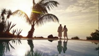 In »Adults-only«-Anlagen können Urlauber Zeit zu zweit genießen - und das ohne Kinder im Pool.##Foto: TUI Deutschland/dpa/tmn In »Adults-only«-Anlagen können Urlauber Zeit zu zweit genießen - und das ohne Kinder im Pool.