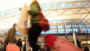 Manchmal wird es hektisch: Für die Anreise zum Flughafen ist jeder Fluggast selbst verantwortlich - und sollte daher Staus und Zugverspätungen einkalkulieren. ##Foto: Bodo Marks Manchmal wird es hektisch: Für die Anreise zum Flughafen ist jeder Fluggast selbst verantwortlich - und sollte daher Staus und Zugverspätungen einkalkulieren.