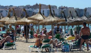 Ab 2018 zahlen Mallorca-Besucher eine höhere Tourismussteuer. Diese verdoppelt sich. ##Foto:Jens Kalaene/dpa-Zentralbild/dpa Ab 2018 zahlen Mallorca-Besucher eine höhere Tourismussteuer. Diese verdoppelt sich.