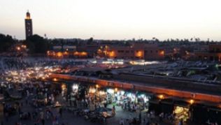 Er ist das Wahrzeichen von Marrakesch und besonders in den Abendstunden ein Spektakel: der Platz der Gehängten, auf dem bei Dunkelheit viele Schausteller ihre Künste präsentieren##Foto: Philipp Laage Er ist das Wahrzeichen von Marrakesch und besonders in den Abendstunden ein Spektakel: der Platz der Gehängten, auf dem bei Dunkelheit viele Schausteller ihre Künste präsentieren