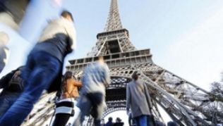Wieder geöffnet: Nach einer mehrtägigen Sperrung können Touristen wieder auf den Eiffelturm##Foto: Malte Christians Wieder geöffnet: Nach einer mehrtägigen Sperrung können Touristen wieder auf den Eiffelturm