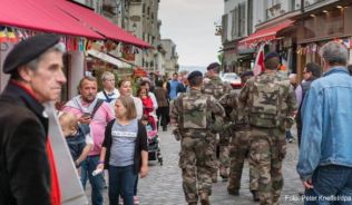 Seit den Terroranschlägen im vergangenen Jahr kontrollieren Sicherheitskräfte die Straßen von Paris. Die Stadt ist wieder ein beliebtes Ziel bei Touristen. ##Foto: Peter Kneffel/dpa Seit den Terroranschlägen im vergangenen Jahr kontrollieren Sicherheitskräfte die Straßen von Paris. Die Stadt ist wieder ein beliebtes Ziel bei Touristen.