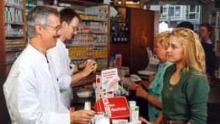 Medikamente für den Urlaub, die über die normale Reiseapotheke hinaus gehen, brauchen unter Umständen eine mehrsprachige Bescheinigung##Foto: Bundesvereinigung Deutscher Apotheker Medikamente für den Urlaub, die über die normale Reiseapotheke hinaus gehen, brauchen unter Umständen eine mehrsprachige Bescheinigung