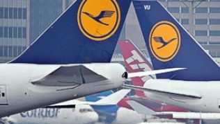 Die Lufthansa hat wegen des drohenden Schneesturms an der US-Ostküste unter anderem Flüge nach New York und Boston gestrichen.##Foto: Boris Roessler Die Lufthansa hat wegen des drohenden Schneesturms an der US-Ostküste unter anderem Flüge nach New York und Boston gestrichen.