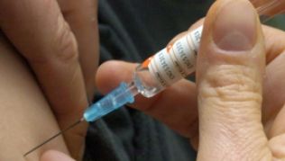 Ein Pieks gegen Hepatitis. Wer im Sommer in den Süden fliegt, sollte sich langsam um einen Impftermin kümmern##Foto: Boris Roessler Ein Pieks gegen Hepatitis. Wer im Sommer in den Süden fliegt, sollte sich langsam um einen Impftermin kümmern