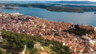 Sibenik liegt malerisch am Wasser. Besonders sehenswert ist die mittelalterliche Altstadt mit der Kathedrale Sv. Jakov Sibenik liegt malerisch am Wasser. Besonders sehenswert ist die mittelalterliche Altstadt mit der Kathedrale Sv. Jakov