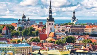 Panoramablick über die estnische Kapitale Tallinn, die zum UNESCO-Weltkulturerbe gehört Panoramablick über die estnische Kapitale Tallinn, die zum UNESCO-Weltkulturerbe gehört