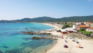 Der beliebte Urlaubsort Sárti zieht sich entlang einer kilometerlangen Sandbucht Der beliebte Urlaubsort Sárti zieht sich entlang einer kilometerlangen Sandbucht