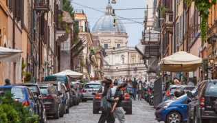 Eine typische Szene in Monti, im Hintergrund die Kuppel der Kirche Santa Maria Maggiore Eine typische Szene in Monti, im Hintergrund die Kuppel der Kirche Santa Maria Maggiore